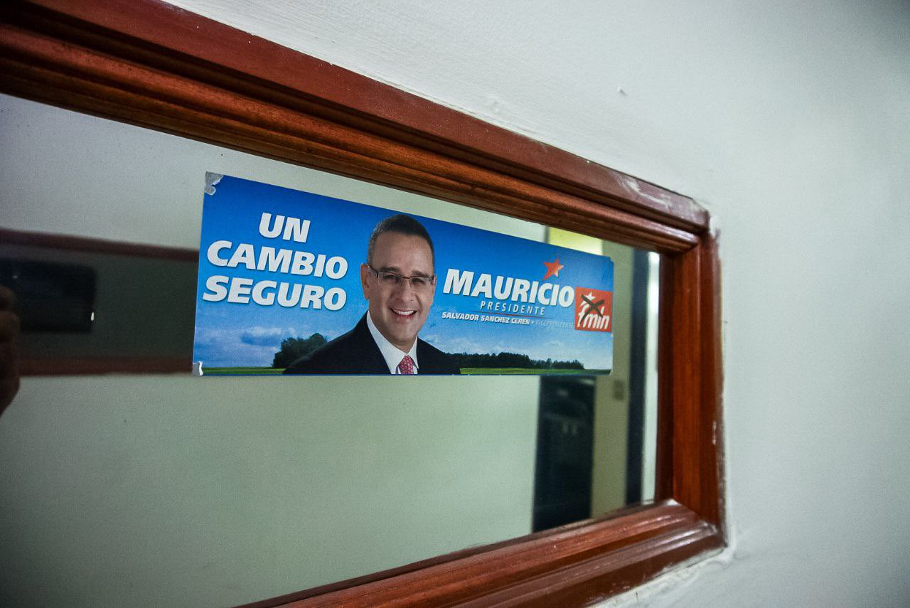 En sus ex oficinas legislativas, el FMLN aún adulaba imágenes de Funes, quien robó $351 millones del erario en-sus-ex-oficinas-legislativas-el-fmln-aun-adulaba-imagenes-de-funes-quien-robo-351-millones-del-erario